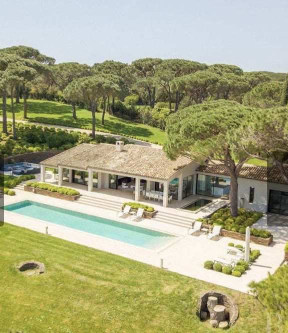 Villa con piscina entre pinos